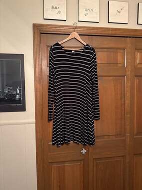 Old Navy Black and White Striped Long Sleeve Swing Tunic Dress